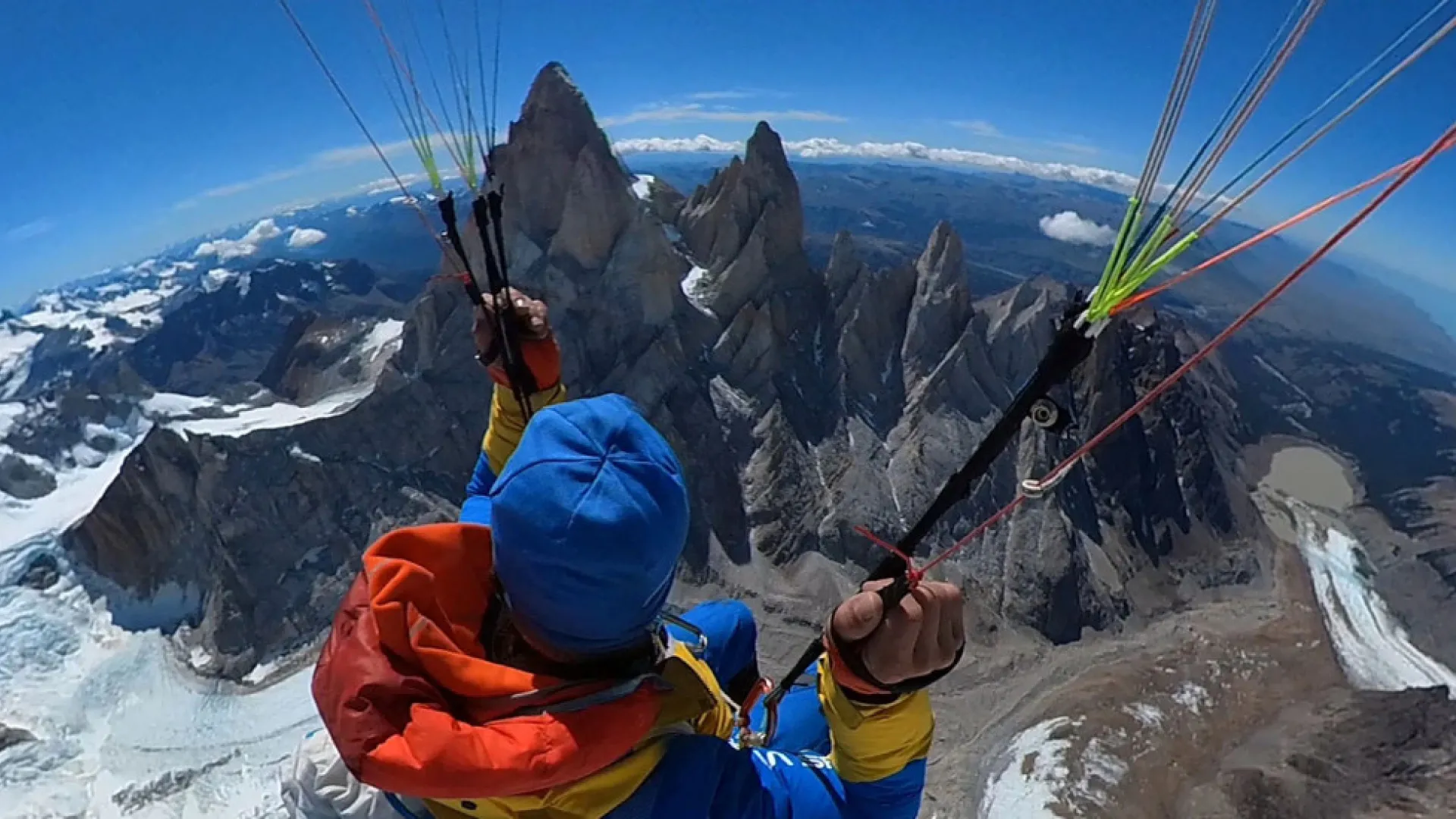 Gleitschirmflieger über den Patagonischen Gipfeln